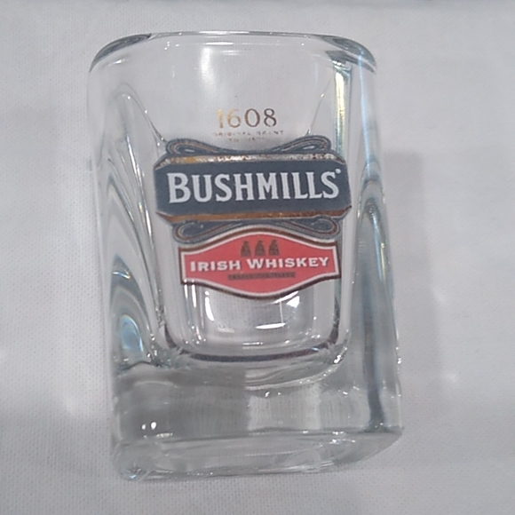 Set Of 4 The Old Bushmills Distillery Irish Whiskey Square Shot Glasses - Picture 5 of 7